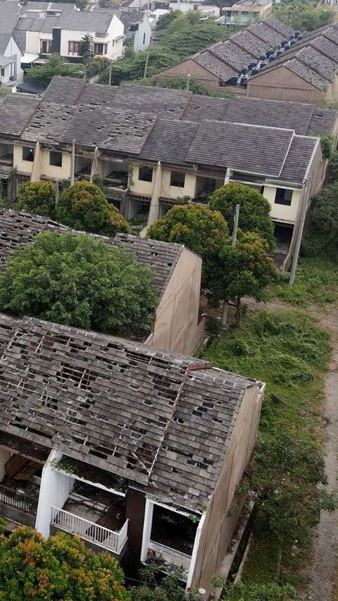 The Gloomy Appearance of an Abandoned Old Housing Complex in Pulogadung, Resembling a Ghost Town