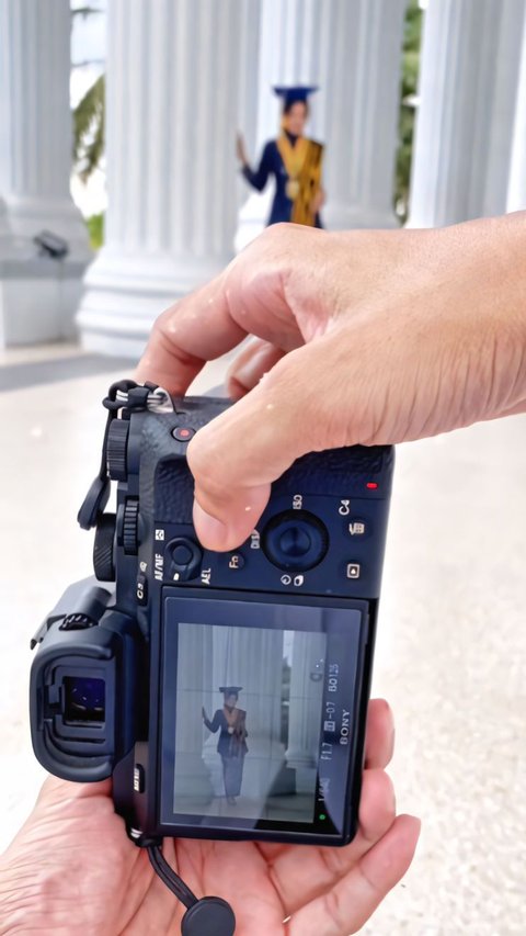 Ngakak Sekaligus Baper! Momen Fotografer Disewa Mantan Pacar untuk Foto Wisuda: Motret Sambil Nge-Roasting