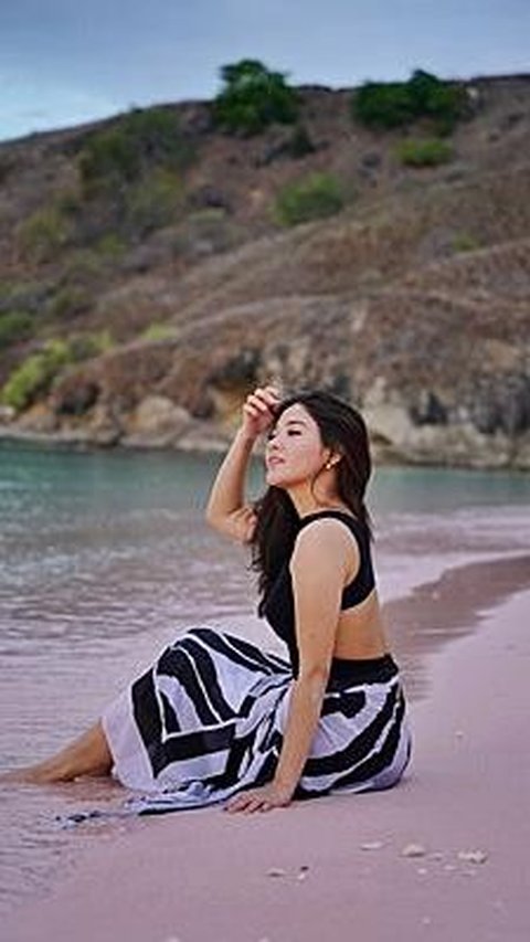 11 Pose Cantik Naysila Mirdad di Pantai dan Laut, Pancarkan Kebahagiaan pada Setiap Momen