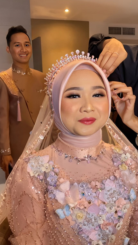 So Romantic! Groom Becomes a Loyal Audience During His Bride's Make Up Process