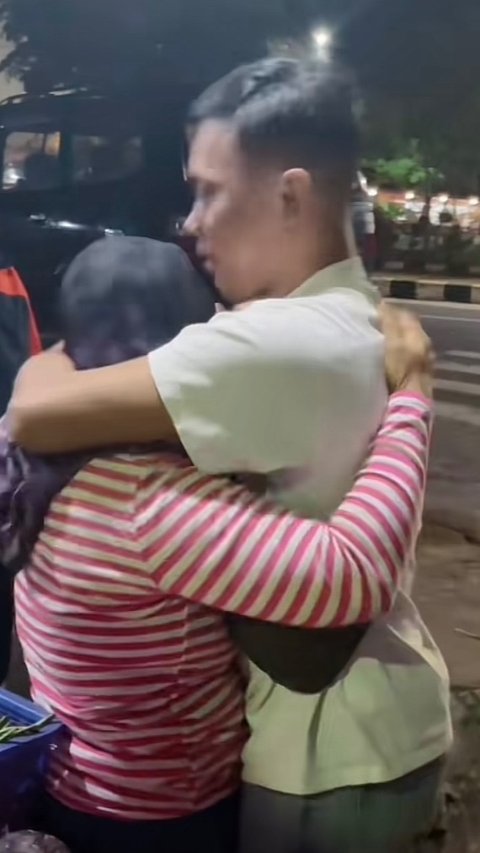 Nyamar Jadi Pembeli Dagangan Ibu di Pasar, Momen Anak Beri Kejutan Pulang Usai 5 Tahun Merantau di Taiwan Ini Viral