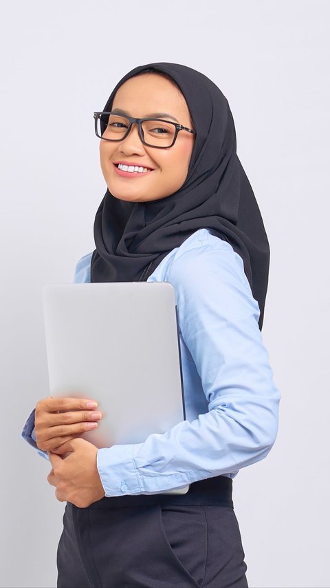 Tutorial Hijab Segi Empat yang Clean dan Profesional Buat Ngantor