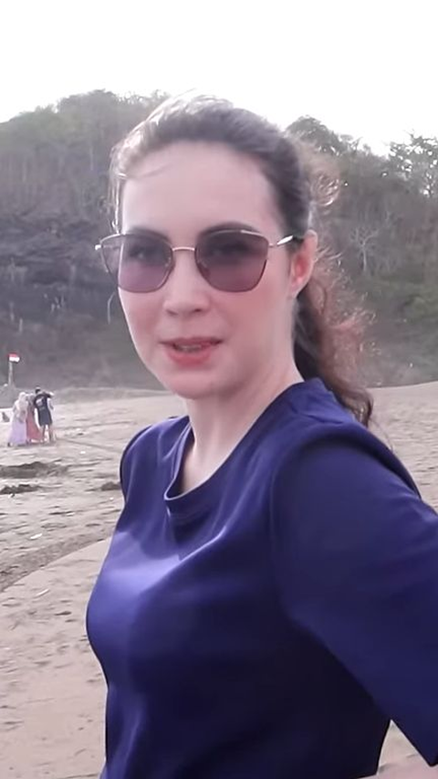 Potret Arumi Bachsin saat Liburan ke Pantai, Gayanya Sederhana Meski jadi Istri Pejabat