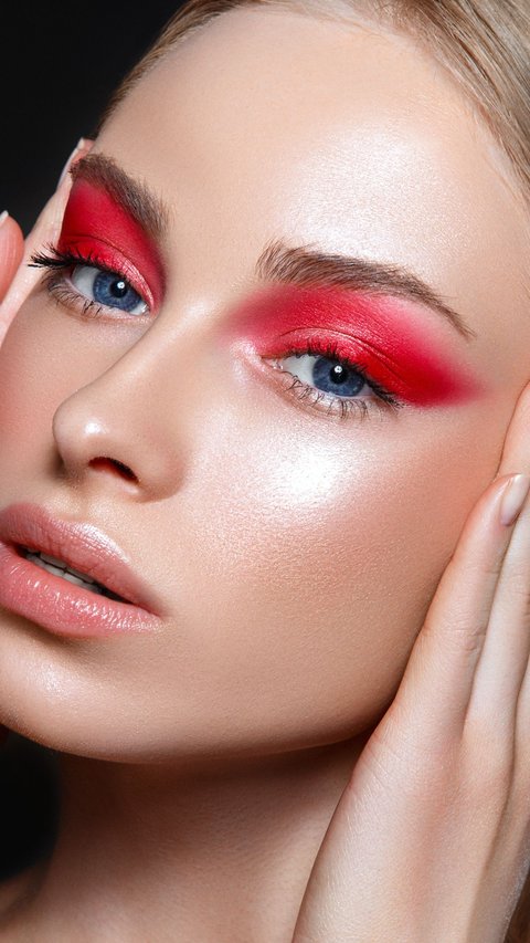 Berani Eksperimen Warna Makeup? Pakai Eyeshadow Merah untuk Tampil Beda