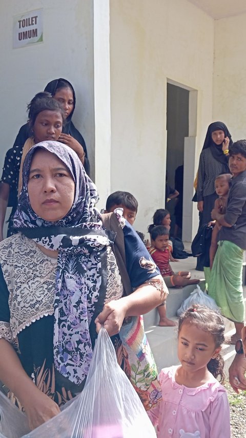 Air Mata dan Sekarung Pakaian Warga Aceh untuk Pengungsi Rohingya