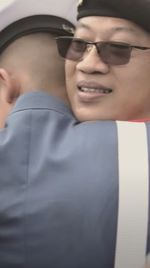 Kombes Polisi Sumringah Anaknya Wisuda Prabhatar Akademi TNI 2023, Sang Ibu Peluk Erat 'Mamih Sayang Abang'