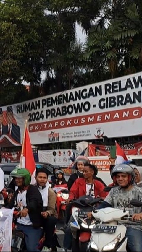 Jelang Debat Capres, Pendukung Ganjar-Mahfud Geber-Geber Motor di Depan Rumah Pemenangan Prabowo