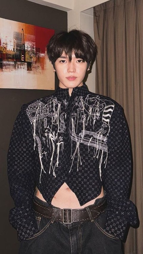 Potret Taeyong NCT Pakai Baju Batik Rancangan Desainer Indonesia