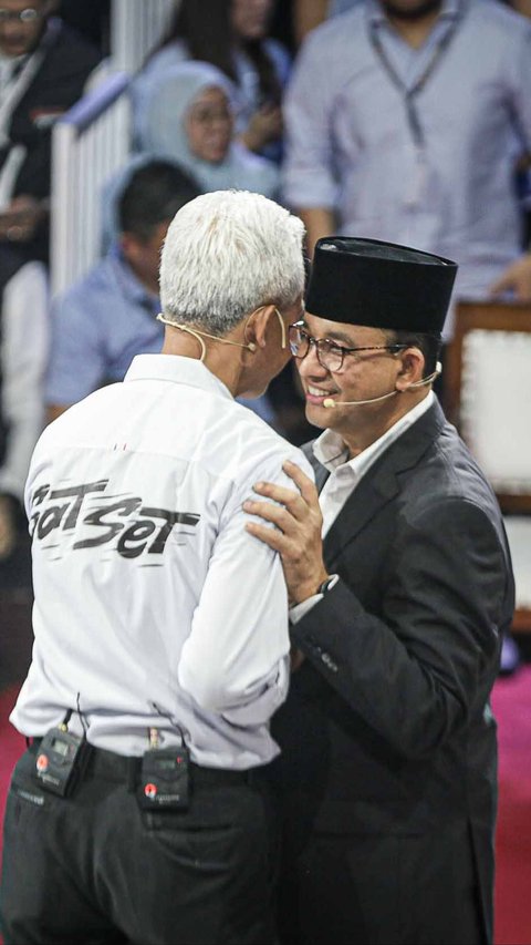 FOTO: Momen Adem Anies-Prabowo-Ganjar Berpelukan Usai Saling Serang di Debat Capres