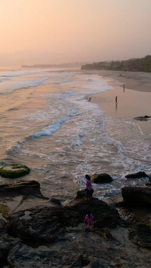 Potret Cantik Pantai Taman Manalusu, Wisata Hidden Gem di Garut yang Patut Anda Kunjungi