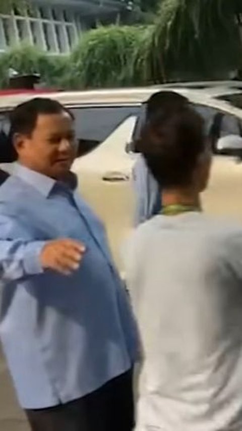 VIDEO: Teriakan Pria 'Orba' Hentikan Langkah Prabowo, Langsung Dirangkul Hangat