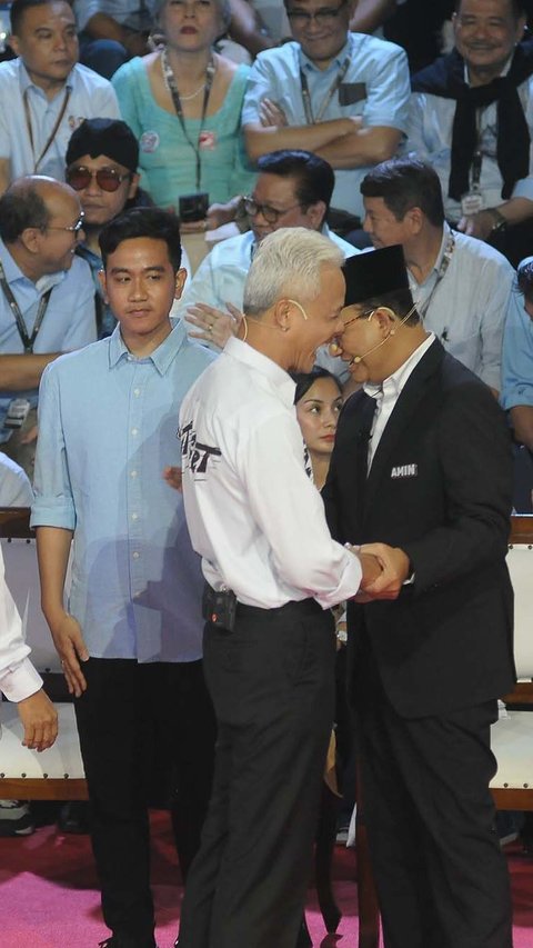 Behind the Scenes of the First Presidential Candidate Debate: Gibran-Alam Ganjar Whispering, Prabowo Dancing, and Silat