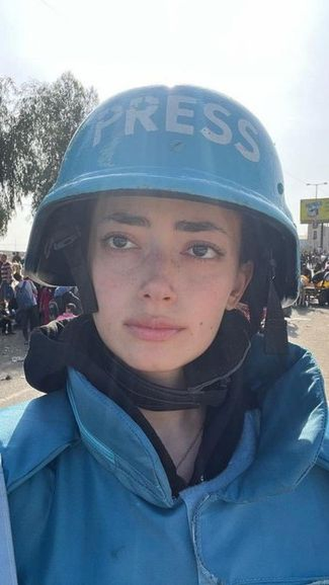 Portrait of Plestia Alaqad, Resilient Journalist who Reports the Suffering of the Palestinian People Armed with a Mobile Phone