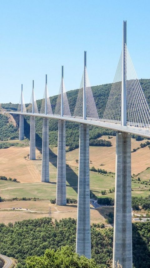 14 Desember 2004: Peresmian Millau Viaduct, Jembatan Tertinggi di Dunia dari Prancis
