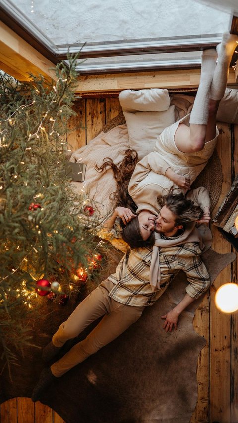 Things To Do On Christmas Day for Couples: 10 Cozy and Romantic Ideas on the Big Day