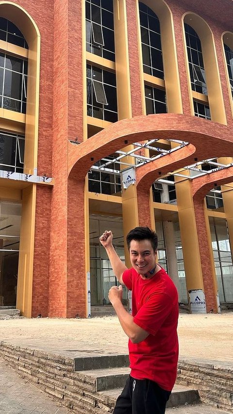 Portrait of Baim Wong's New Office Before Collapse, There is a Container Functioned as a Room