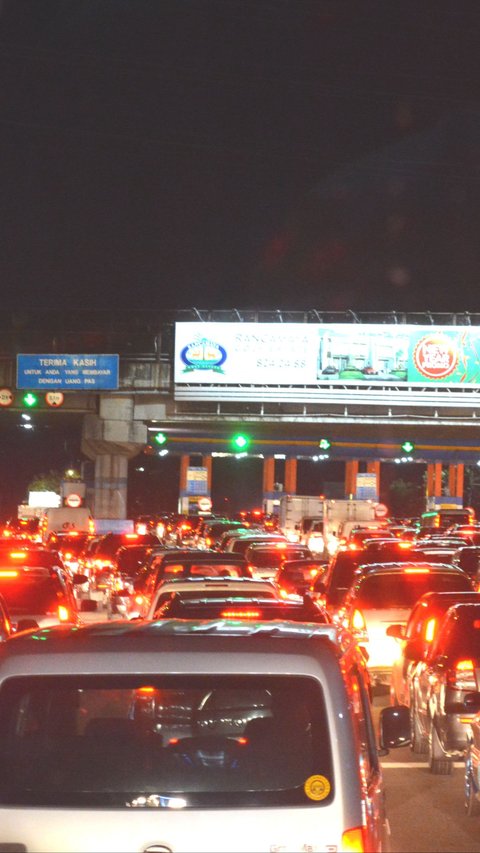 Labor Protest Blocks Cipularang Toll Until Night, Poor Bus Passengers with Small Children Stuck in Traffic