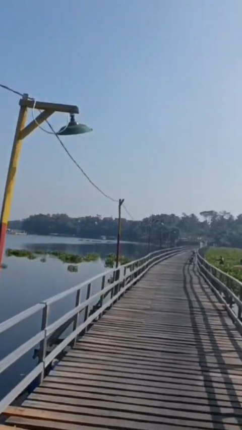 Sensasi Melintas di Atas Jembatan Kayu Merlin, Bisa Lihat Pemandangan Eksotis Waduk Saguling