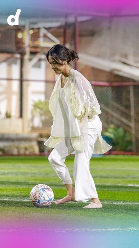 Pratama Arhan Challenged by Azizah Salsha to a Soccer Match, His Dribbling Makes His Wife Struggle