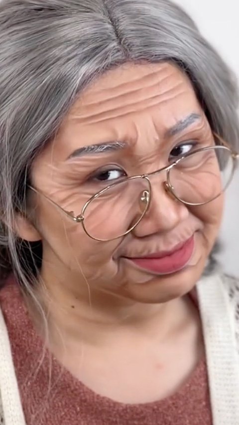 TikToker Sulap Wajah jadi Nenek-nenek, Warganet 'Aku Kira Filter'