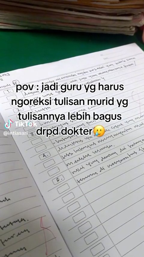 Momen Guru Koreksi Tugas Murid, Tulisan Kecil Bersambung Bikin Sakit Kepala