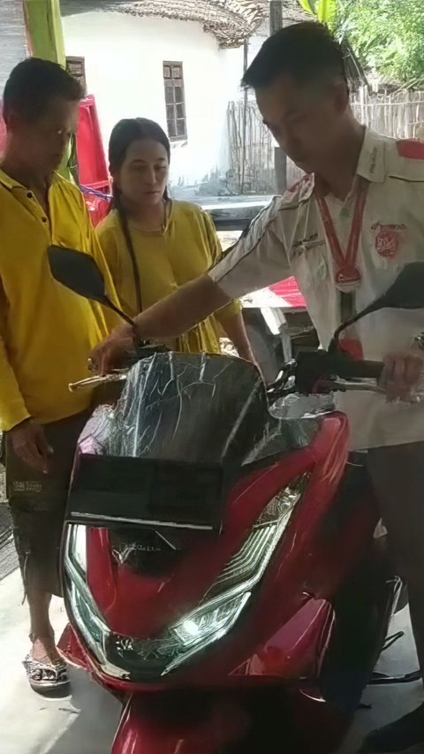 Ingat Emak-Emak Nangis Kejer Gegara Minta Surat Motor Baru Atas Namanya Ditolak Suami? Kini Bisa Tersenyum Lebar, Sampai Mandi Kembang