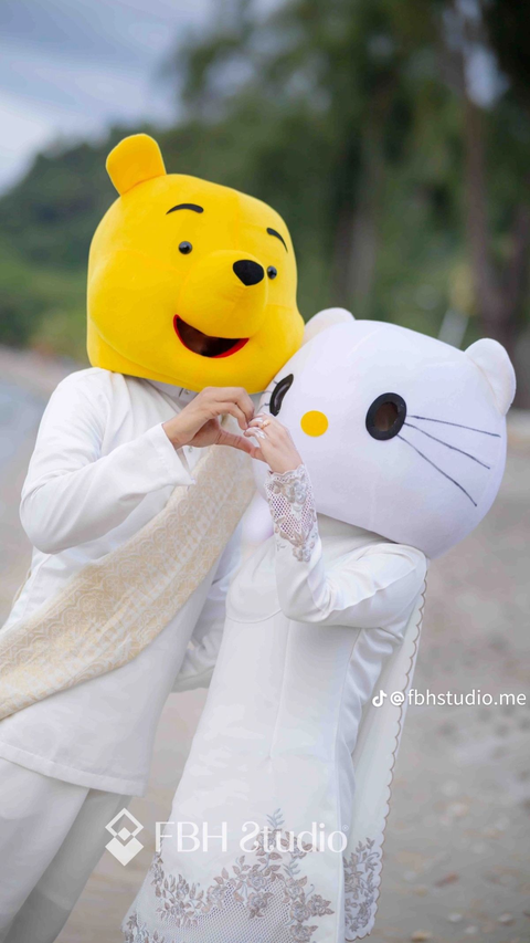 Out of Plan, This Couple Used Clown Heads for Their Wedding Photos, and the Result is Adorable!