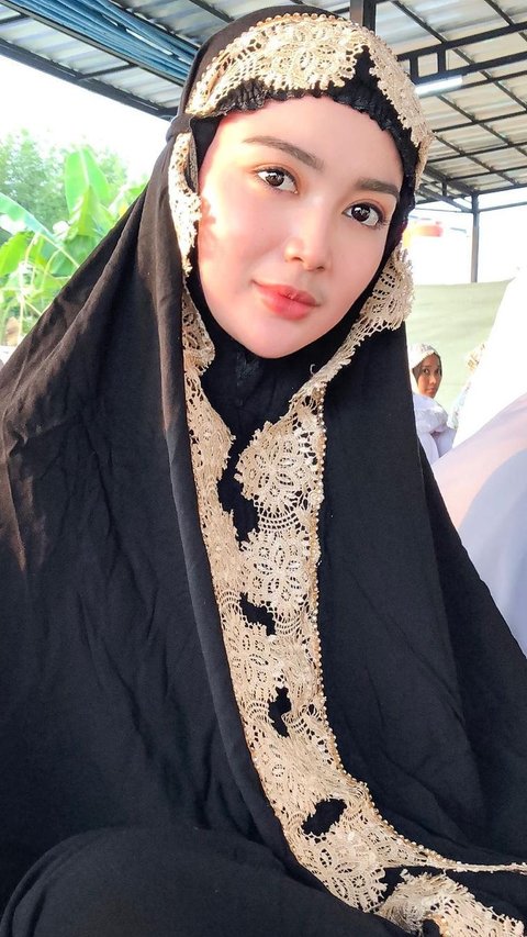 Usually Appearing Sexy! This is a Portrait of Wika Salim Wearing a Hijab that Makes People Giddy