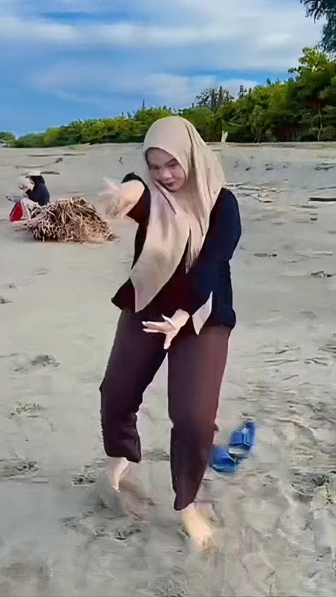 Bret! Naughty Girl Pants Ripped While Dancing on the Beach, The Tear is So Big It Can Make a New Hijab