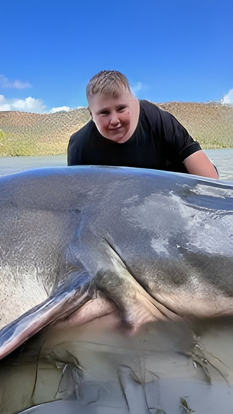 Bocah 11 Tahun Tangkap Lele Raksasa, Ukuran Ikannya 2 Kali Lipat Postur Tubuhnya