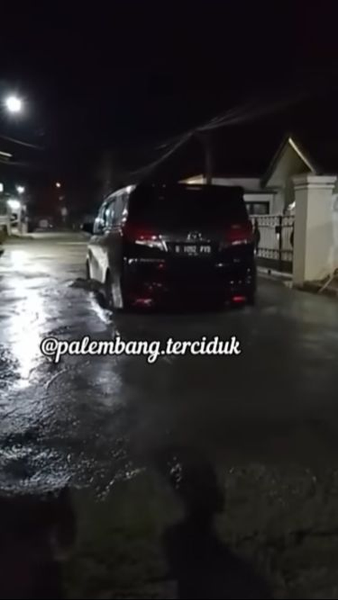 Outrageous Alphard Car Daringly Breaks Through Newly Paved Road, Infuriating Residents