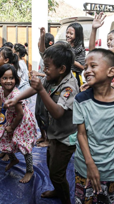 FOTO: Keceriaan Anak-Anak Penyintas Kebakaran Manggarai Mendapat Hiburan dari Tim Reaksi Cepat BPBD DKI Jakarta