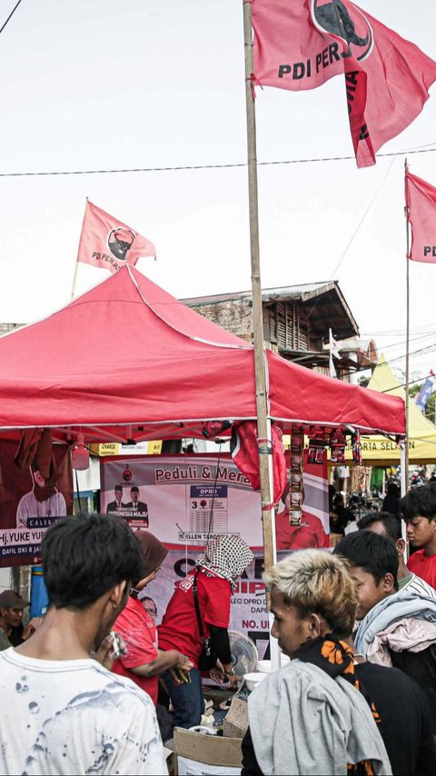 FOTO: Banner, Bendera hingga Tenda Caleg dari Sejumlah Parpol Hiasi Tempat Pengungsian Korban Kebakaran Manggarai