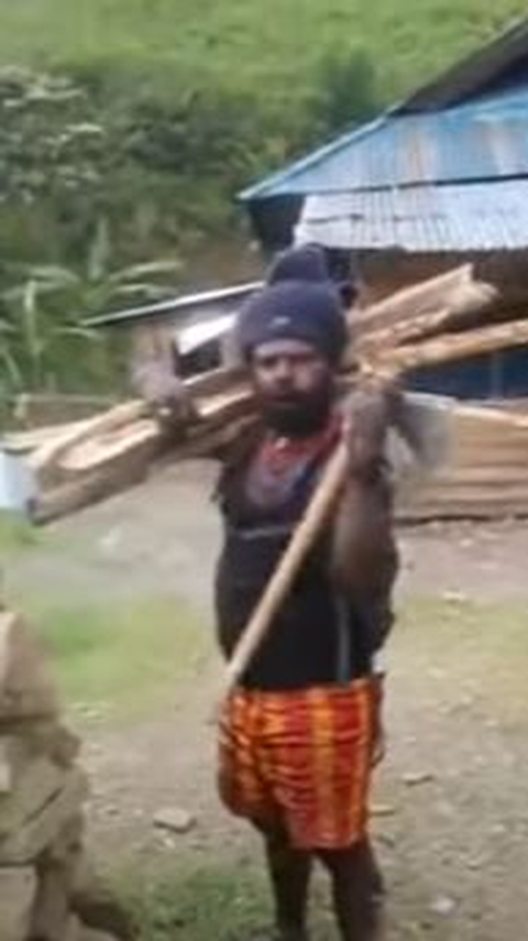 Panglima Perang Moro Kogoya dari Suku Dani Bentak Prajurit Kopassus Ini Untuk Angkat Kayu 'Laki-laki Harus Bisa Ngangkat'