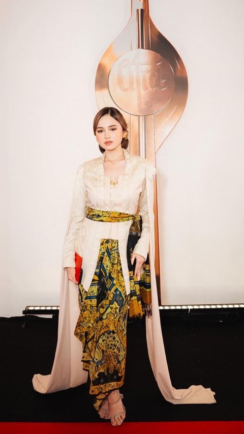 Elegant Portrait of Syifa Hadju in a White Ivory Kebaya, Designed by a Blue-Blooded Designer