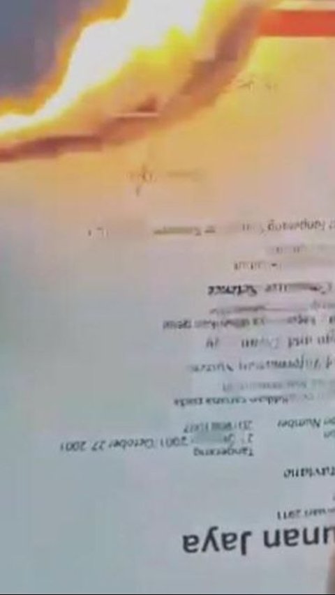 Viral Action of Woman Burning Her Boyfriend's Original Diploma, Making Netizens Furious!