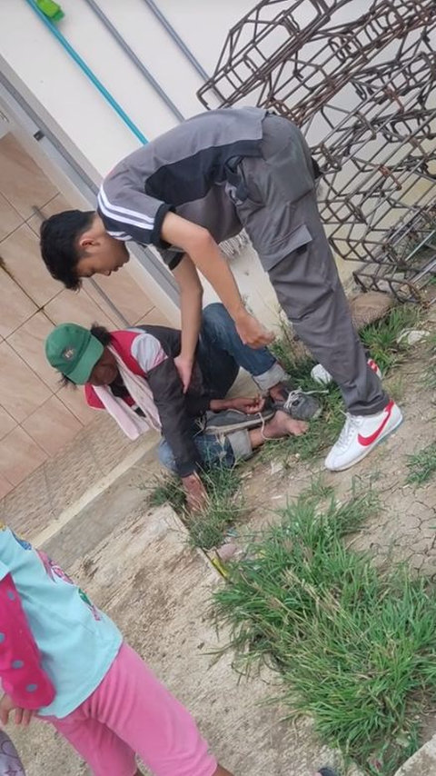 Heartbreaking Moment of the Milk Seller Who Suddenly Had a Stroke, Children Search for Him but He Doesn't Appear