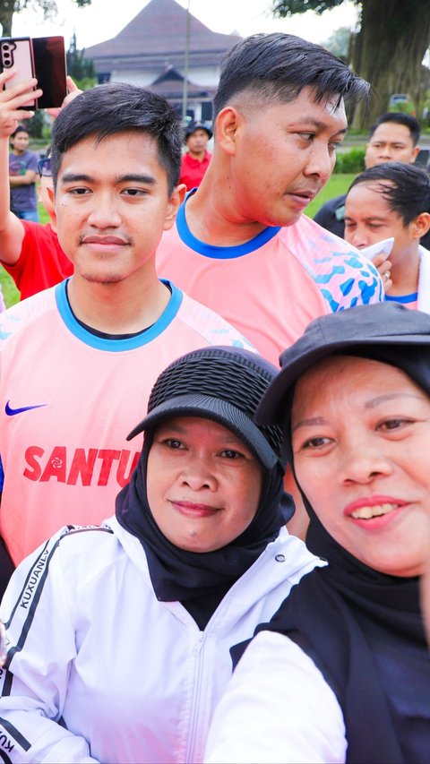 Kaesang Santuy Bermain Bola dengan Pemuda Wonosobo: Kompak dan Seru