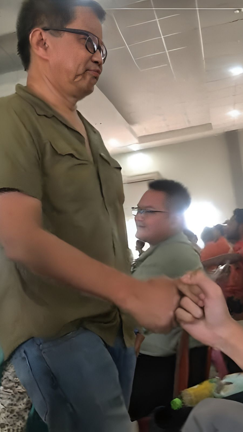 The Moment of Students Tos with Rocky Gerung in the Classroom, Is it Allowed to be that Close?