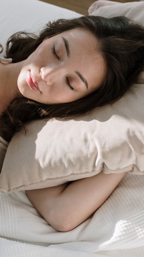6 Habits Before Bed That Actually Make You Gain Weight