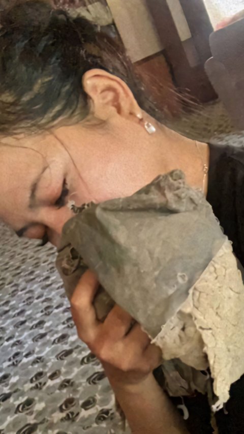 Surprised! This Woman Loves to Kiss Her Old and Tattered Pillow that She Has Been Sleeping with Since 1998, the Appearance Gives Chills and Nausea