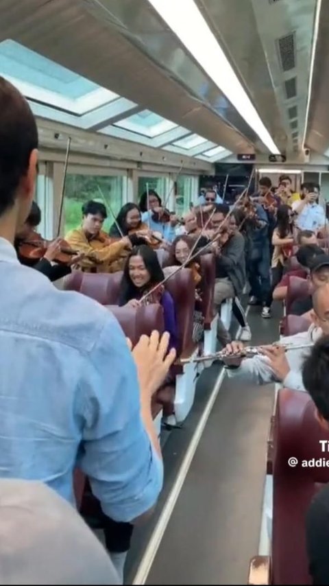 Momen Addie MS dan Orkestranya ‘Konser’ di Kereta Panoramic Ini Viral, Keren Banget