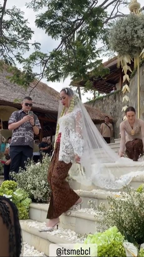 10 Portraits of Bunga Citra Lestari Looking Enchanting on Her Wedding Day