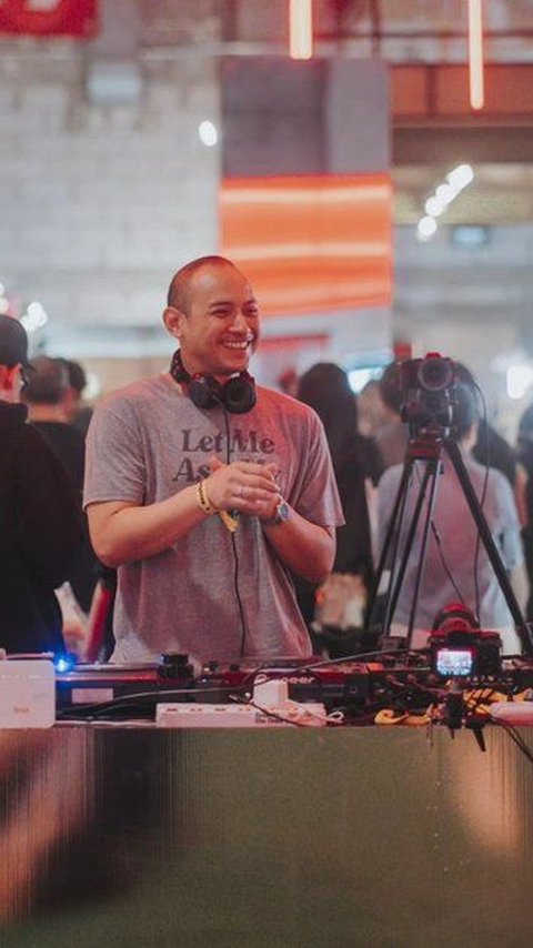 Turns Out He's a DJ! 8 Cool Styles of Tiko Aryawardhana While Working, Intimate with BCL