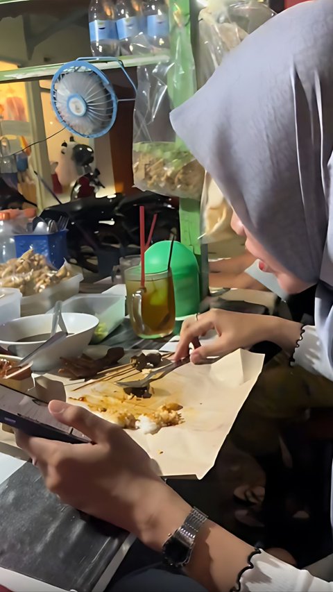 Pasutri Jalan-Jalan di Pasar Malam dan Makan di Angkringan Sederhana, Pulangnya Malah Bikin Kesal Netizen