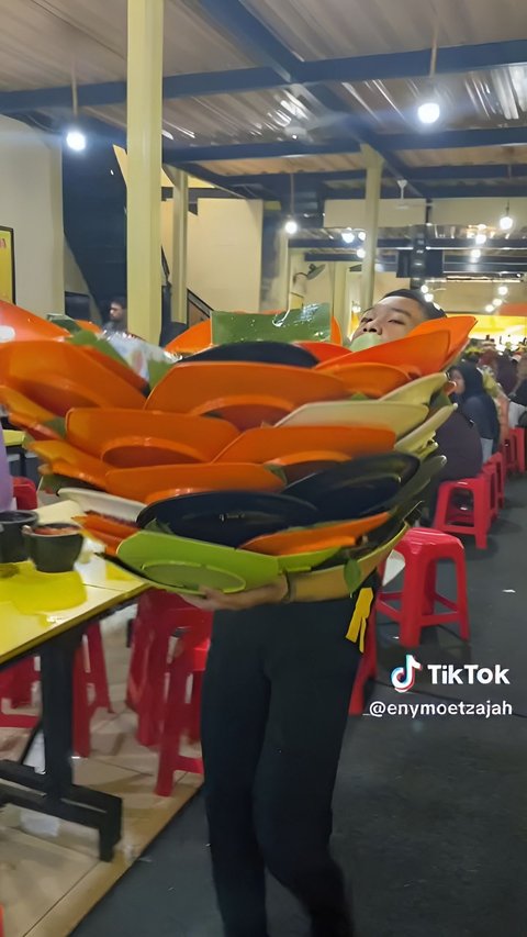 This Dirty Plate Lifting Waiter Skill Shocks One Restaurant, Like an Acrobat