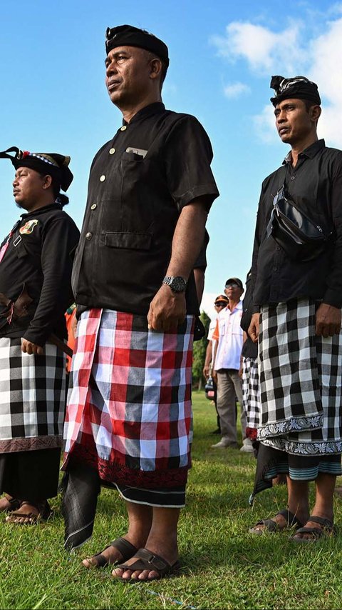 FOTO: Pasukan TNI, Polri, hingga Pecalang Dikerahkan untuk Amankan Libur Nataru di Bali