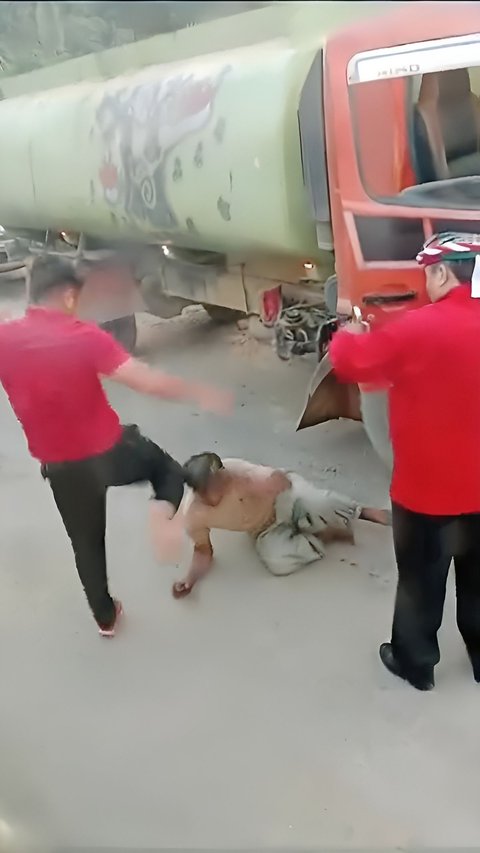 Viral Brutal Action of the Deputy Regent of West Kutai's Aide Assaulting a Truck Driver for Not Letting Them Pass