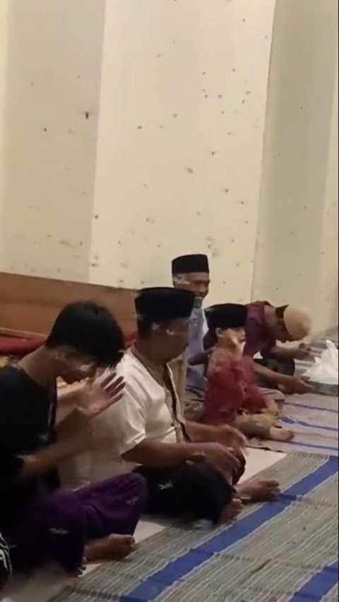 Momen Pengajian Diserang Ribuan Laron, Jemaah Tetap Khusyuk Berdoa Bikin Salut