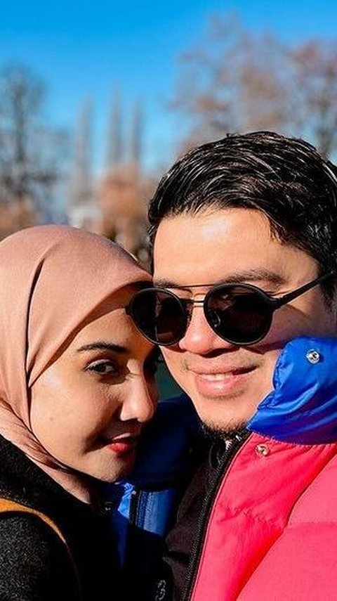 Liburan Akhir Tahun di Eropa, ini Deretan Foto Romantis Irwansyah dan Zaskia Sungkar Jalan-jalan di Paris